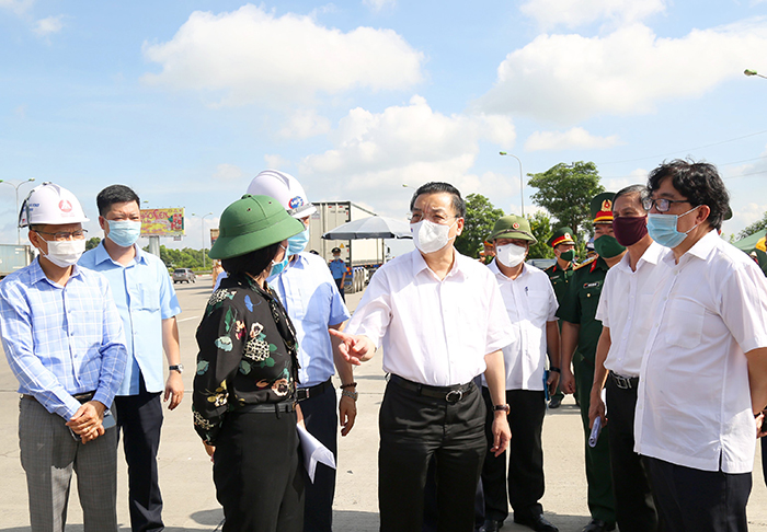 Chủ tịch UBND TP Chu Ngọc Anh kiểm tra công tác phòng, chống dịch tại chốt kiểm soát số 2, Quốc lộ 1B